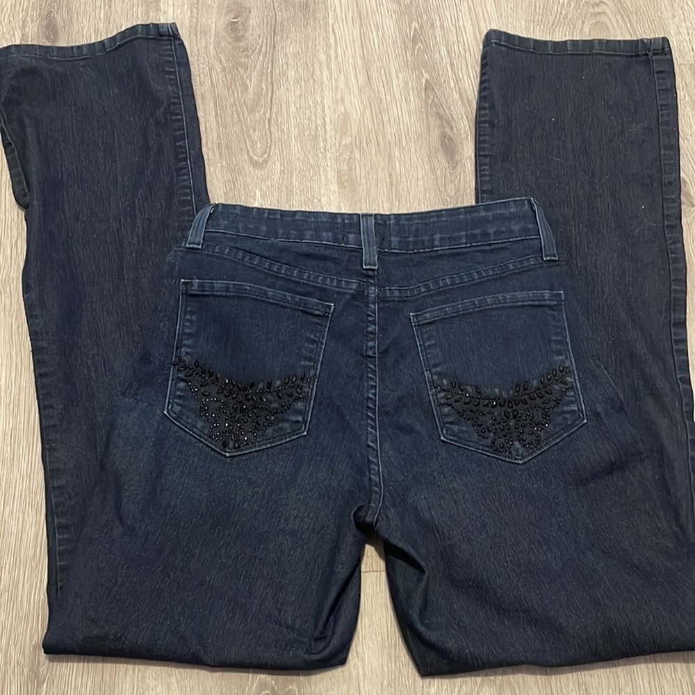 Dark blue wash denim jeans. Mini bootcut.
